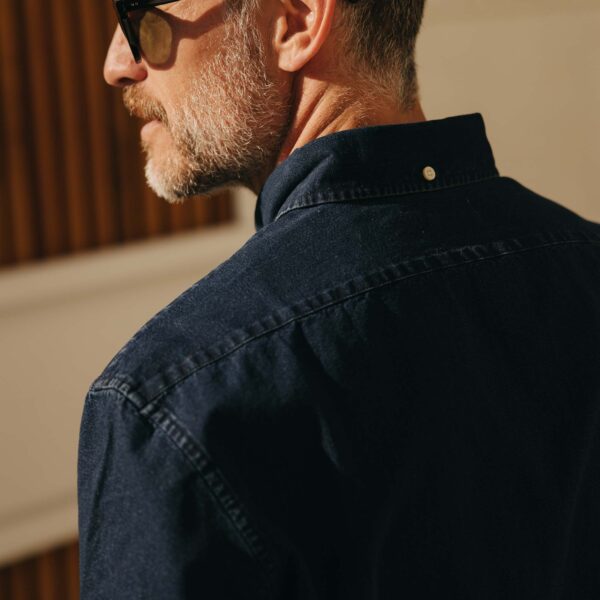 fit model showing the back of The Jack in Indigo Oxford